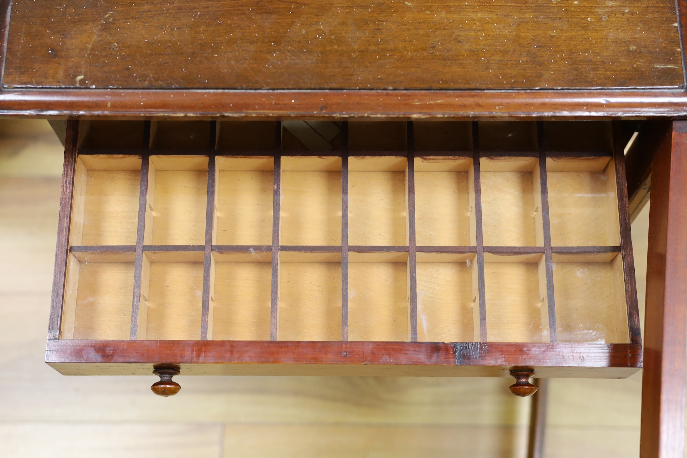 An Edwardian eight drawer mahogany glazed collector's chest, 63 cm high, 48.5 cm wide, 30 cm deep